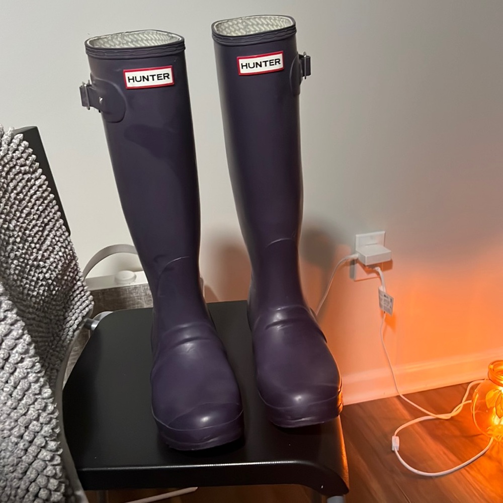 Authentic Hunter rain boots - color purple size 7 for female